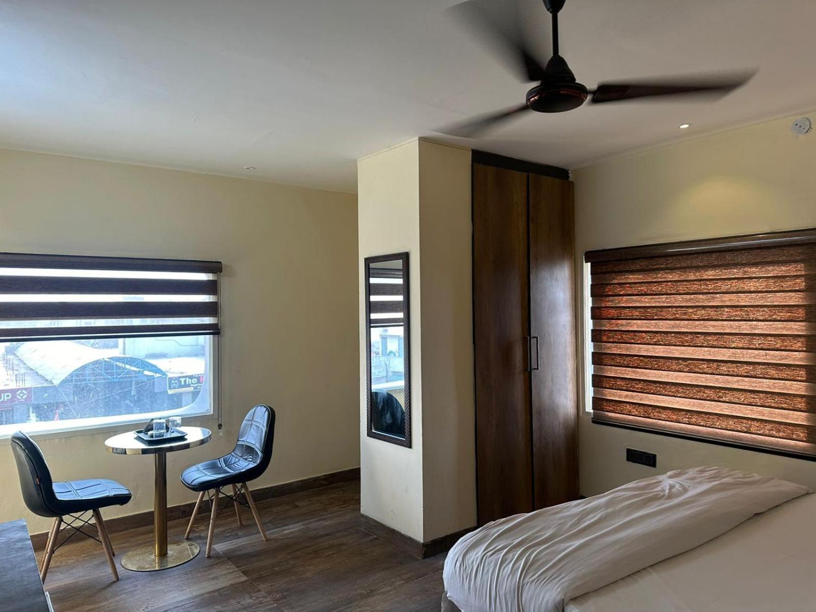 Hotel Kritika Greater Noida Luaran gambar