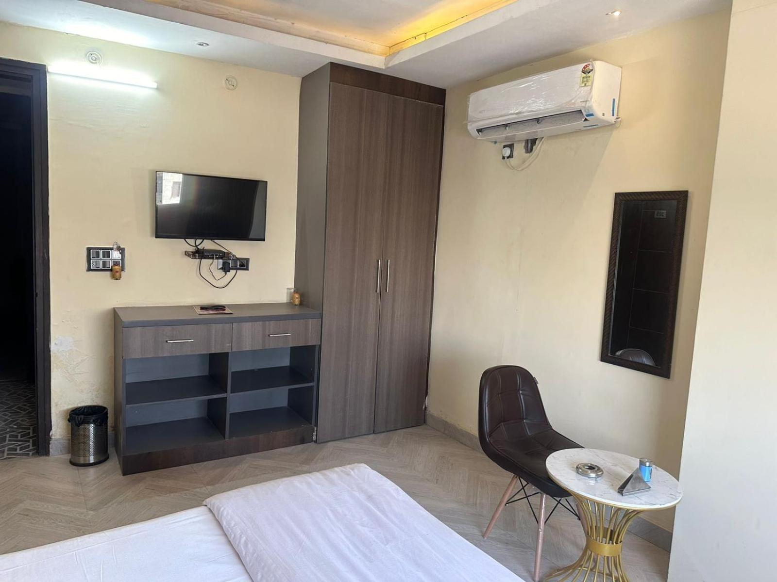 Hotel Kritika Greater Noida Luaran gambar