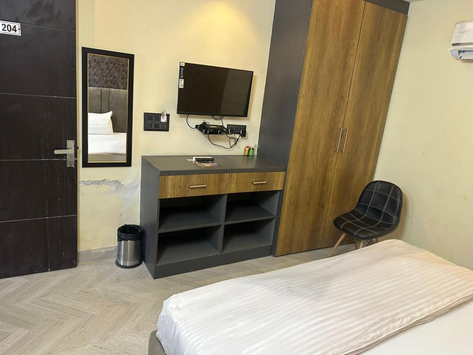 Hotel Kritika Greater Noida Luaran gambar